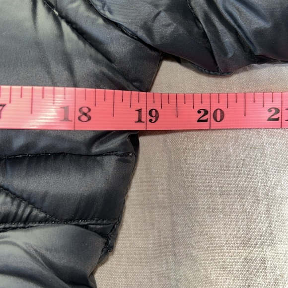 The North Face Women's Black Puffer Jacket - Picture 14 of 16